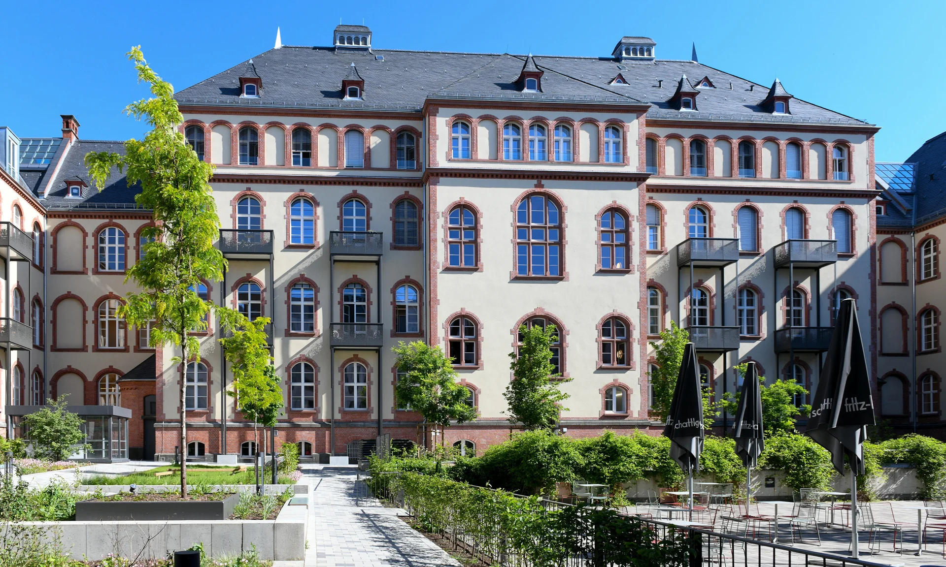 Innenhof des Alten Gerichts in Wiesbaden mit historischer Fassade